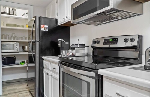 Historic District Condo | Chic 2BDR Downtown Condo; Walk Everywhere!