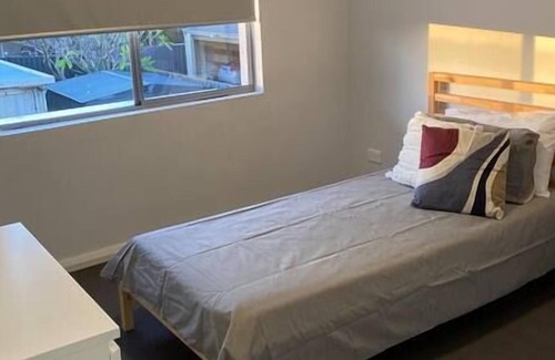 Cloverdale Apartment | Chic 2Bed Close Airport Shops NETFLIX WIFI WINE