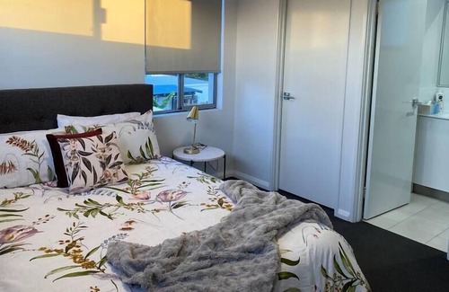 Cloverdale Apartment | Chic 2Bed Close Airport Shops NETFLIX WIFI WINE