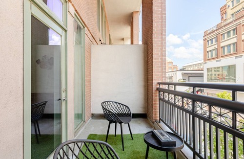 Atlantic Station Area Apartment | Chic 2BR2BA Loft – Atlantic Station, Walk to Shops, Dining & Events
