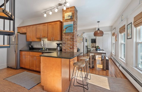 East Bayside Apartment | Chic 3 BR Retreat- Prime Old Port Spot with parking- Park and walk the town