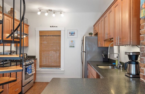 East Bayside Apartment | Chic 3 BR Retreat- Prime Old Port Spot with parking- Park and walk the town