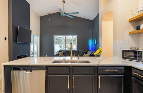 Sunrise Lakes House | Chic 3BR Retreat w/Pool Near Disney Magic