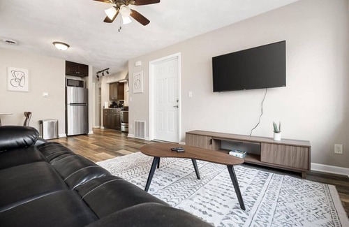 Peoria Apartment | Chic and Comfortable 1BR Apartment near Bradley U