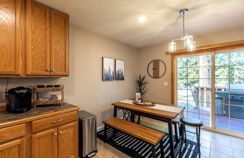 Mount Shasta House | Chic and cozy centrally located getaway