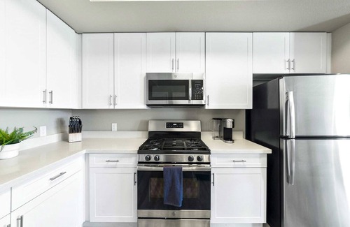 Sparks Apartment | Chic Apt. w/Jacuzzi, Pool, BBQ, & Mountain Views