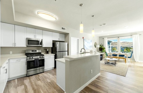 Sparks Apartment | Chic Apt. w/Jacuzzi, Pool, BBQ, & Mountain Views