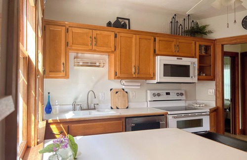 Bay View House | Chic Bay View Getaway - Charming 2-bedroom duplex with WiFi in amazing Milwaukee