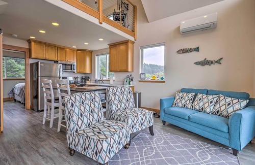 Yachats Apartment | Chic Beachfront Abode w/Balcony & Beach Access!