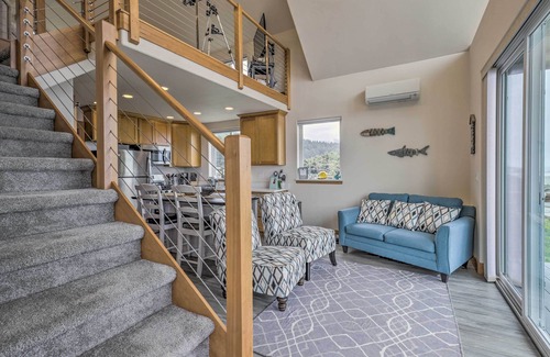 Yachats Apartment | Chic Beachfront Abode w/Balcony & Beach Access!