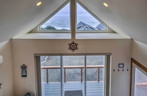 Yachats Apartment | Chic Beachfront Abode w/Balcony & Beach Access!