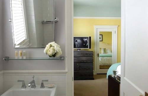 Goose Hollow Hotel | Chic Boutique Hotel with Pop-Up Cinema, On-site Bar and Mini-Golf!