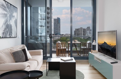 Southport Apartment | Chic Broadwater Pad in Vibrant Locale