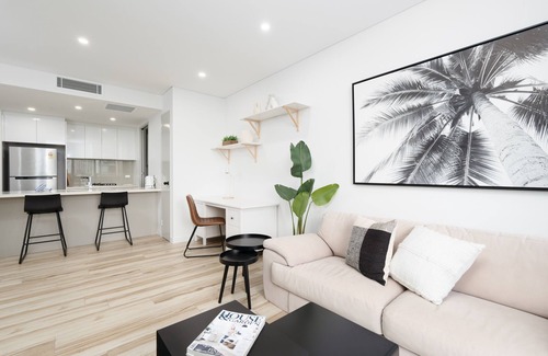 Southport Apartment | Chic Broadwater Pad in Vibrant Locale