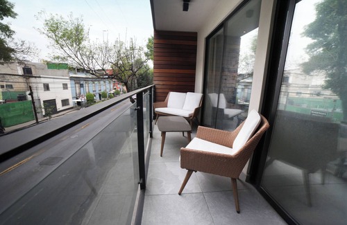 Colonia Cuauhtemoc Apartment | Chic CDMX Haven: Pop Modern Elegance Meets Roma'snn