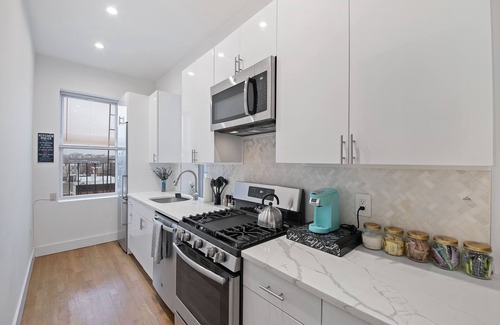 Hoboken Apartment | Chic City Center Oasis Near NYC - 3 beds, 1 sofa bed