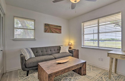 Ingleside Apartment | Chic Condo with Screened Patio about 13 Mi to Beach