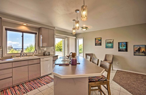 Coos Bay House | Chic Coos Bay Home w/Pacific Ocean Views!