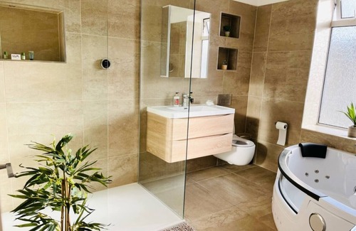 Portsmouth Apartment | Chic, cosy, and spotless—your ultimate private escape.