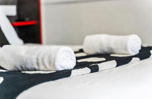 Dudley Apartment | Chic, Cosy Hotel in Centre with Parking