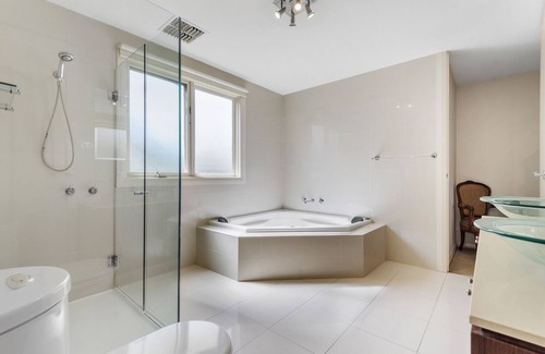 Elwood House | Chic Courtyard House, Steps from Elwood Beach