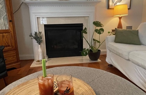 Rock Hall House | Chic&Cozy Chesapeake Home with a ship's bar in the charming town of Rock Hall 🦀