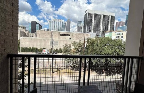 Central Business District Apartment | Chic & Cozy Downtown Getaway in Houston
