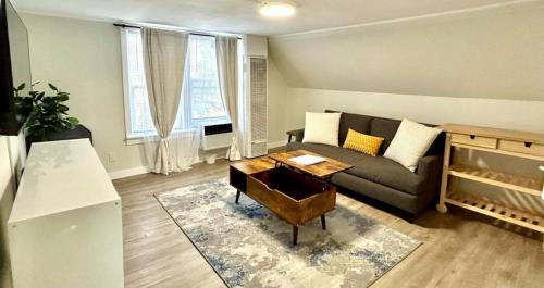 Renton Apartment | Chic, Cozy & New Prime location with AC, Street Parking #4