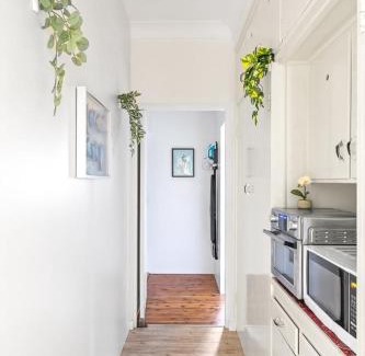 Killara House | Chic Double Room - Seconds to Transport & Shops at Killara - Shared Bathroom