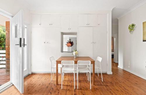 Killara House | Chic Double Room - Seconds to Transport & Shops at Killara - Shared Bathroom