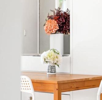 Killara House | Chic Double Room - Seconds to Transport & Shops at Killara - Shared Bathroom