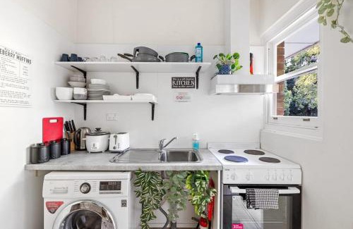 Killara House | Chic Double Room - Seconds to Transport & Shops at Killara - Shared Bathroom