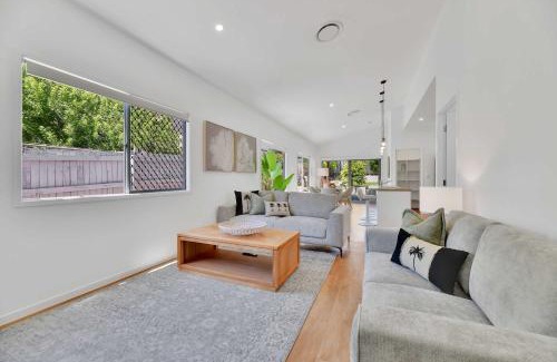 Scarborough House | Chic Family Friendly 4BR Retreat Near Redcliffe