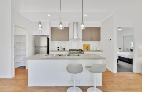Scarborough House | Chic Family Friendly 4BR Retreat Near Redcliffe