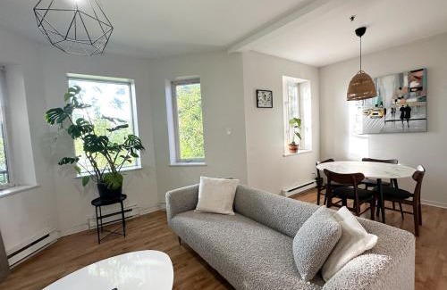 Cote-Des-Neiges—Notre-Dame-De-Grace Apartment | Chic & Fully Furnished 2-Bedroom Apartment in Prestigious Westmount
