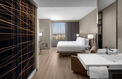 Ludlam Hotel | Chic Getaway in Miami Ideal for Couple Stay - Modern Suite with Pool Access