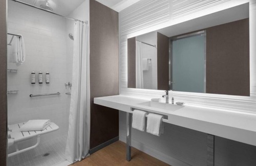Ludlam Hotel | Chic Getaway in Miami Ideal for Couple Stay - Modern Suite with Pool Access