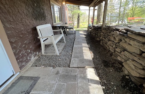 White Mills House | Chic Lake House on the Hill Sleeps 10, 4 bedrooms, 2 bathrooms Pet friendly!