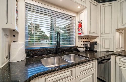Lakeland House | Chic Lakefront Retreat: The Art House W/Private Dock, Outdoor Dining, Large Backyard, Deck & BBQ