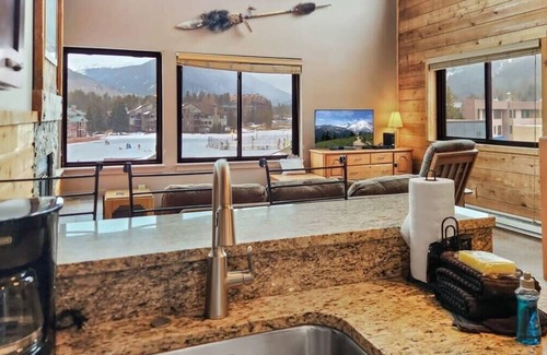 Lakeside Village Condo | Chic Lakeside 1BR, 4-Min to Keystone Resort!