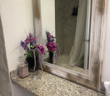 Winchester Apartment | Chic Las Vegas Condo Getaway mins to the Strip FREE WiFi , Pool, Gym, 24HR Security