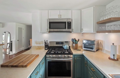 Malletts Bay House | Chic Mid-Century Modern Retreat: Steps from Beach & Bike Path