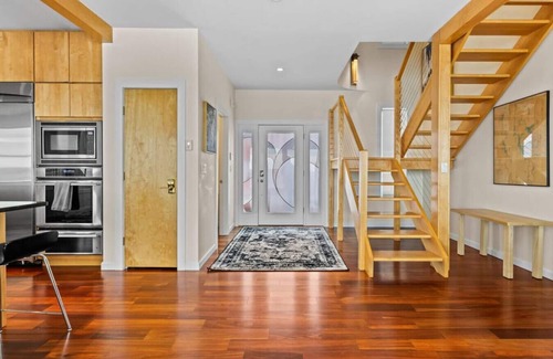 Malletts Bay House | Chic Modern Lake Getaway!