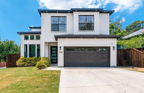 Cedar Crest House | Chic Modern New Build - Great For Large Families