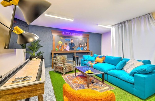 Katie Hill Neighborhood House | Chic Nash Home, 4bd/4ba w/Hot Tub & Rooftop!