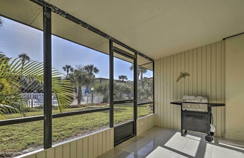 Ormond Beach House | Chic Ormond Beach Townhome w/ Grill & Shared Pool!