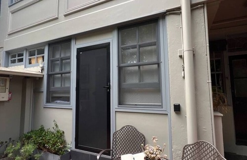 Woollahra Apartment | Chic Pied-à-Terre + Private Courtyard near Bondi