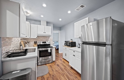 Southeastern Sacramento Apartment | Chic Retreat:3BR/2BA Gem, near UC Davis Med Center