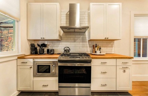 Stroudsburg Apartment | Chic Retreat Downtown Stroudsburg | 3BR+Sleeps 10