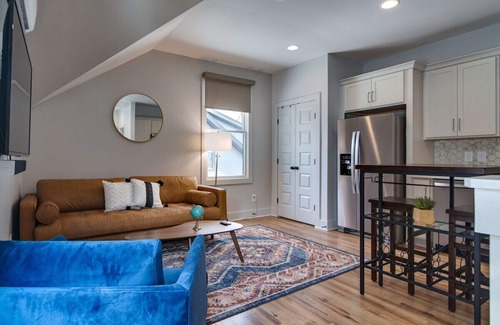 Greenwood House | Chic Retreat + Parking <10 Min From Broadway